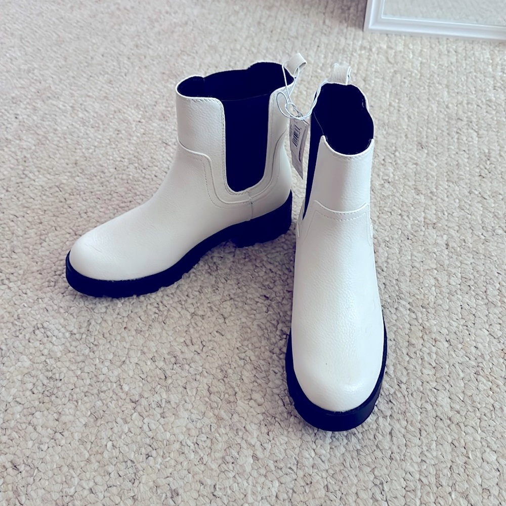 Women’s Old Navy White Chelsea Boots Size 7 Slip On Brand New with Tags